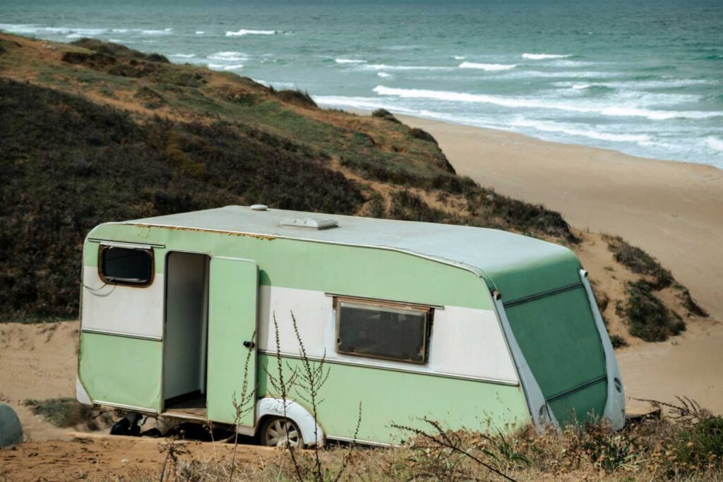 Praias isoladas no Brasil- viagem de trailer de casal